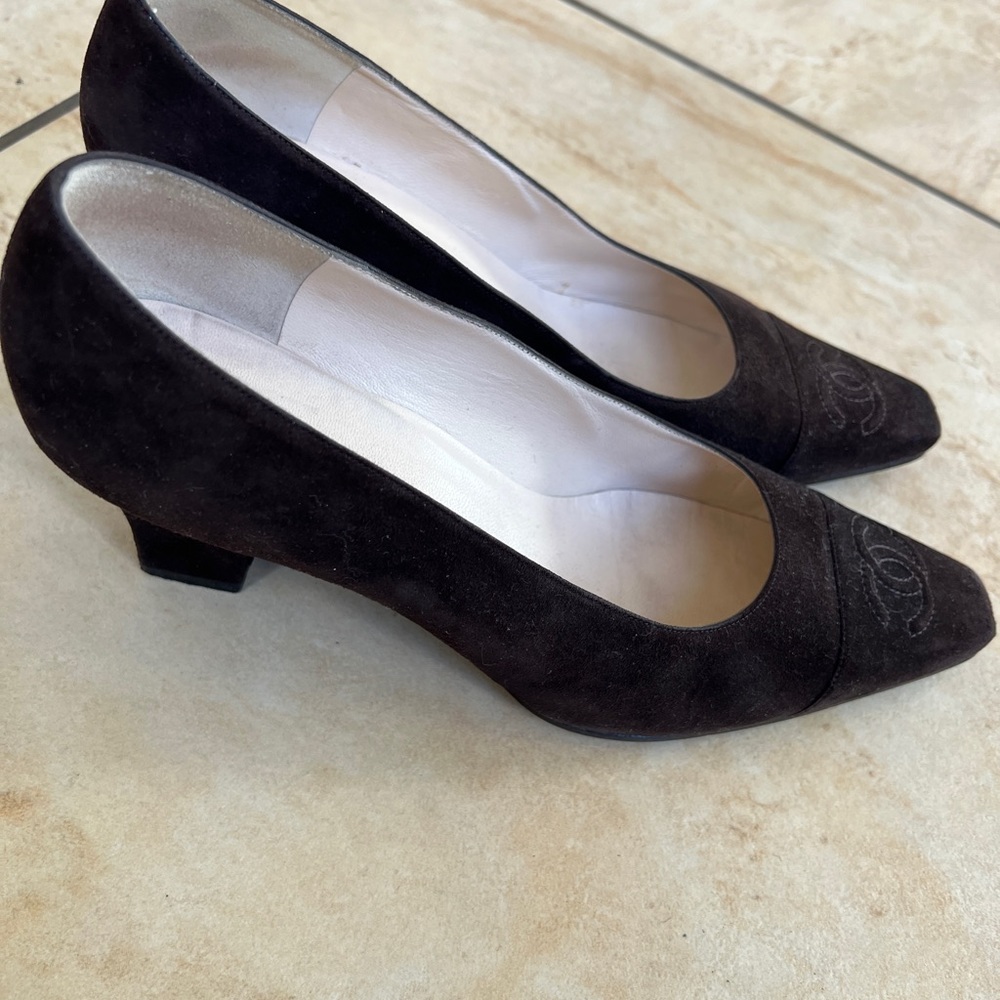 Chanel pointed to heels 40